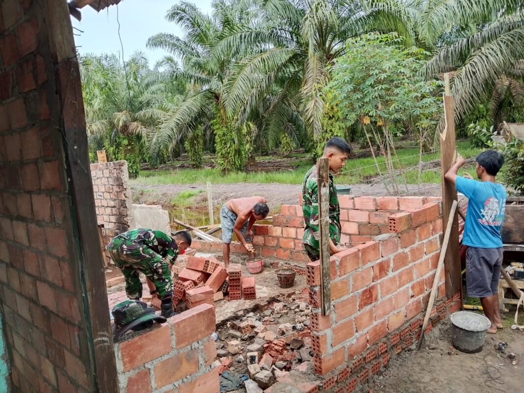 Satgas TMMD 127 Kodim 0430/BA Bersama Warga Percepat Pembangunan RTLH Ibu Suwarti
