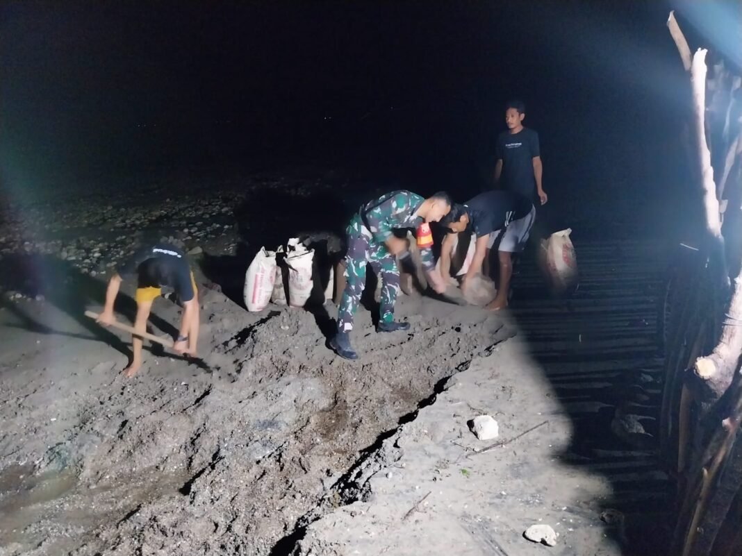 Babinsa Koramil 1612-04/Elar Berikan Bantuan kepada Warga Terdampak Pasang Air Laut di Pota