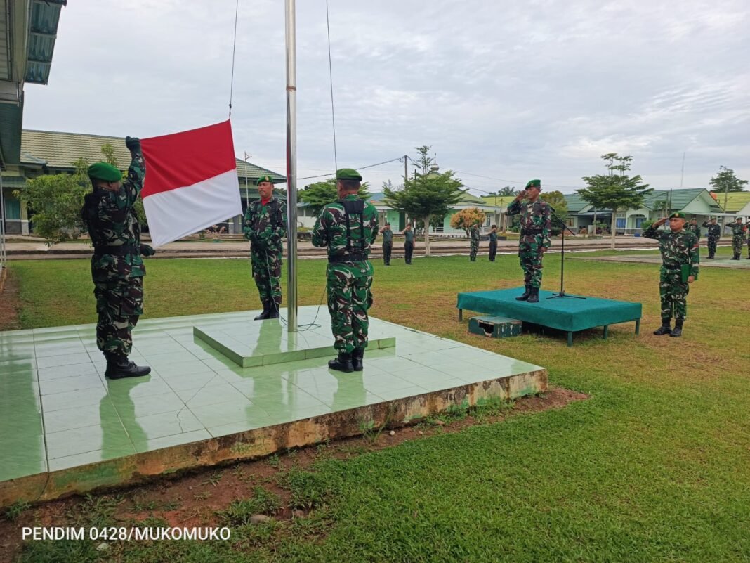 Kodim 0428/Mukomuko Gelar Upacara Pengibaran Bendera Mingguan untuk Tingkatkan Nasionalisme