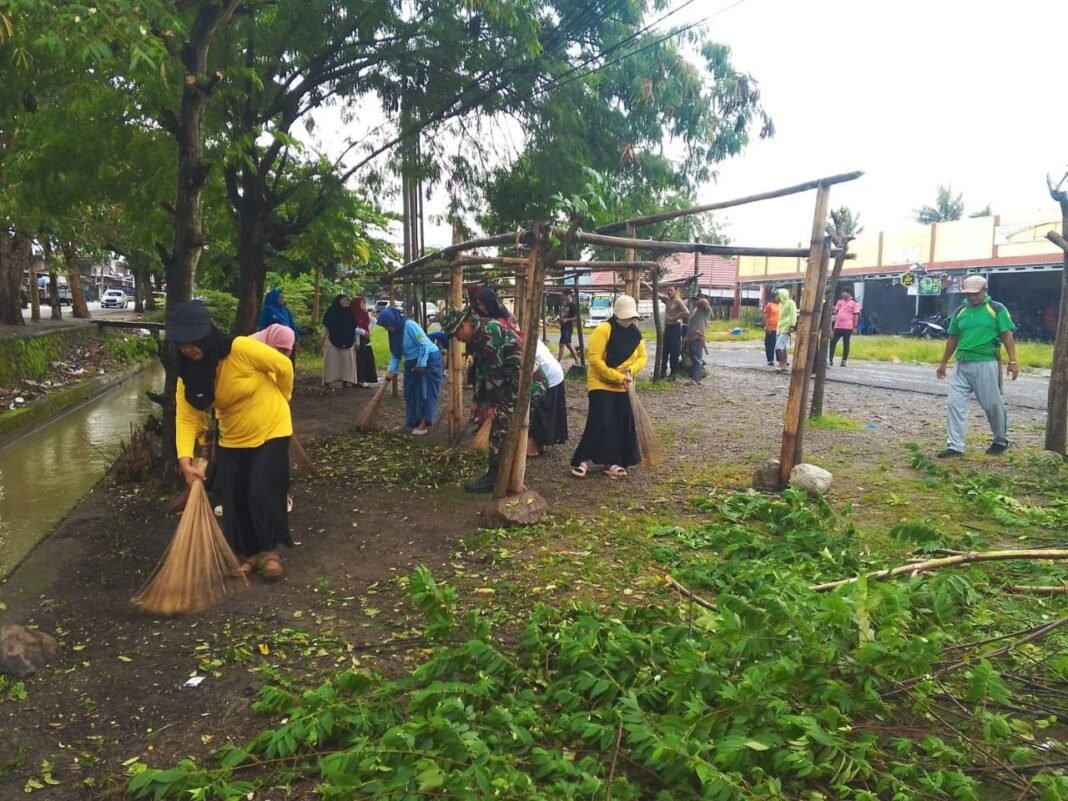 Babinsa Koramil Baranti Pimpin Aksi Bersih-Bersih di Pasar Sentral