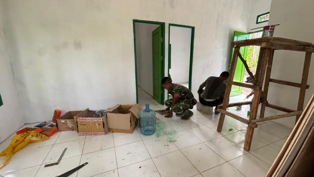 Satgas TMMD 127 Kodim 1804/Kaimana Lakukan Pembersihan Rumah Sasaran untuk Hunian yang Nyaman