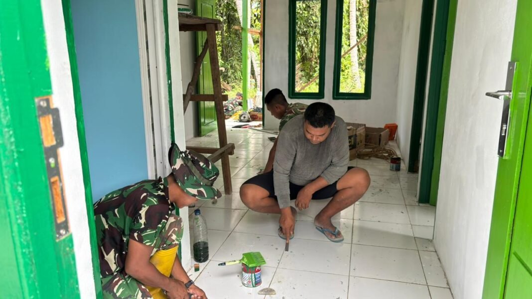 Sentuhan Akhir Program TMMD 127 Kodim 1804/Kaimana Memperindah Rumah Warga di Kampung Sisir