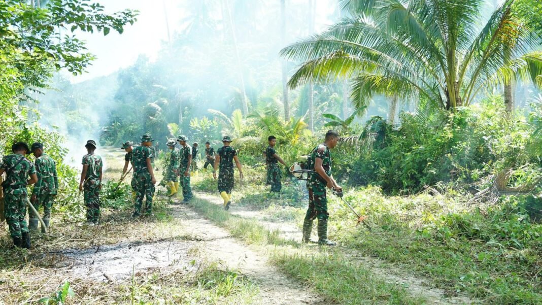 Letda Inf Imanuel Giay Pimpin TMMD 127 Kodim 1804/Kaimana dalam Pembukaan Jalan di Kampung Marsi