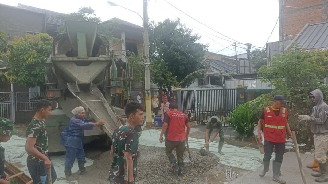 Pembangunan Jalan Kokoh oleh Satgas TMMD Ke-127 di Tirtajaya