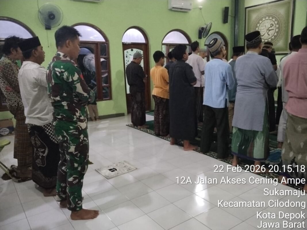 Kedekatan TNI dan Warga Tersirat dalam Tarawih Bersama di Sukamaju