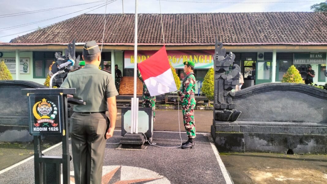 Dandim 1626/Bangli Memimpin Upacara Pengibaran Bendera Merah Putih yang Khidmat