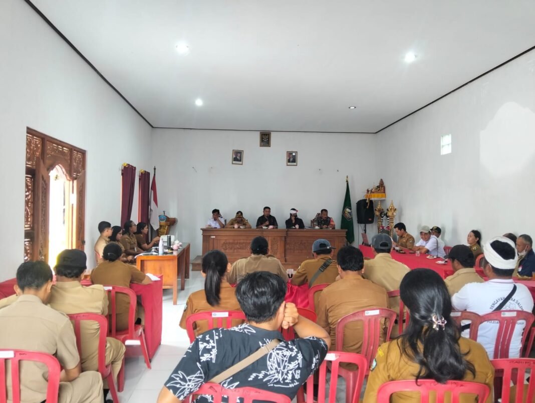 Babinsa Peninjoan Dukung Rapat Rutin Desa demi Kondusifitas Wilayah