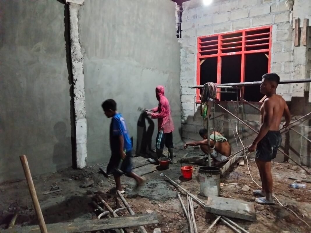 Dedikasi Malam: Satgas TMMD Ke-127 Kodim 1618/TTU Rampungkan Plester 4 Ruang Kelas di Perbatasan