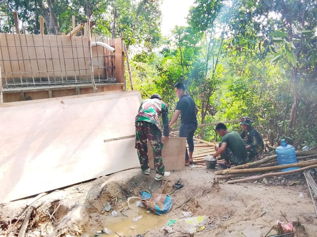 Pemasangan Bekisting Bak Air TMMD 127 Kodim 1417/Kendari Dimulai di Sambuli