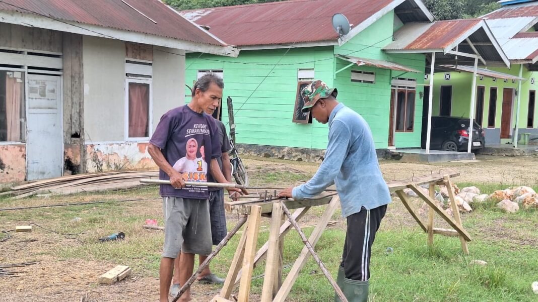 Sinergi TNI dan Warga Sambuli dalam Rakit Besi Tulangan
