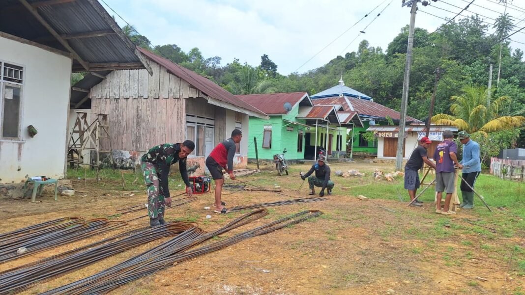 Satgas TMMD 127 Kendari Tampilkan Keahlian dalam Pembengkokan Besi Tulangan