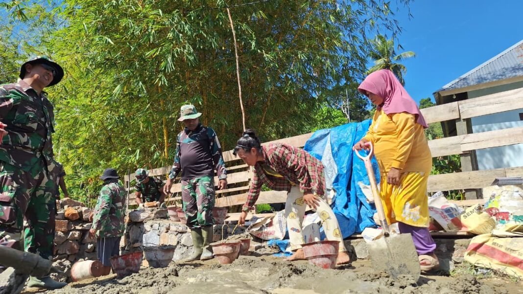Ibu-ibu Sambuli Berkolaborasi dengan Satgas TMMD 127 dalam Pembangunan