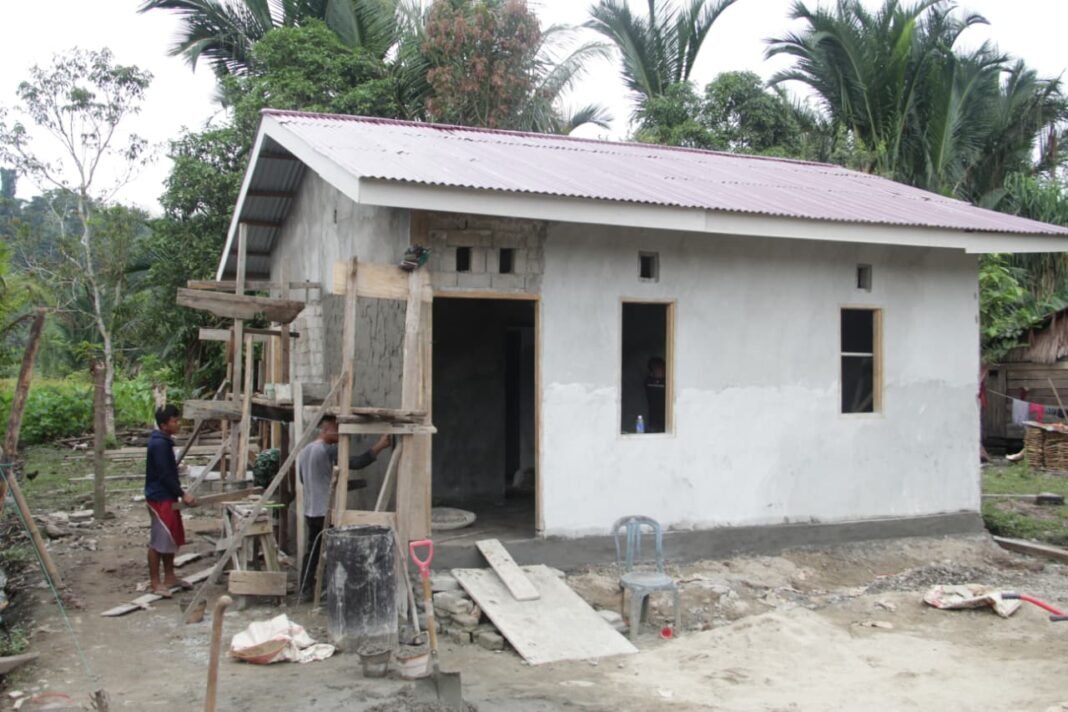 Pembangunan Rumah Layak Huni di Dusun Ogomolobu oleh Satgas TMMD 127