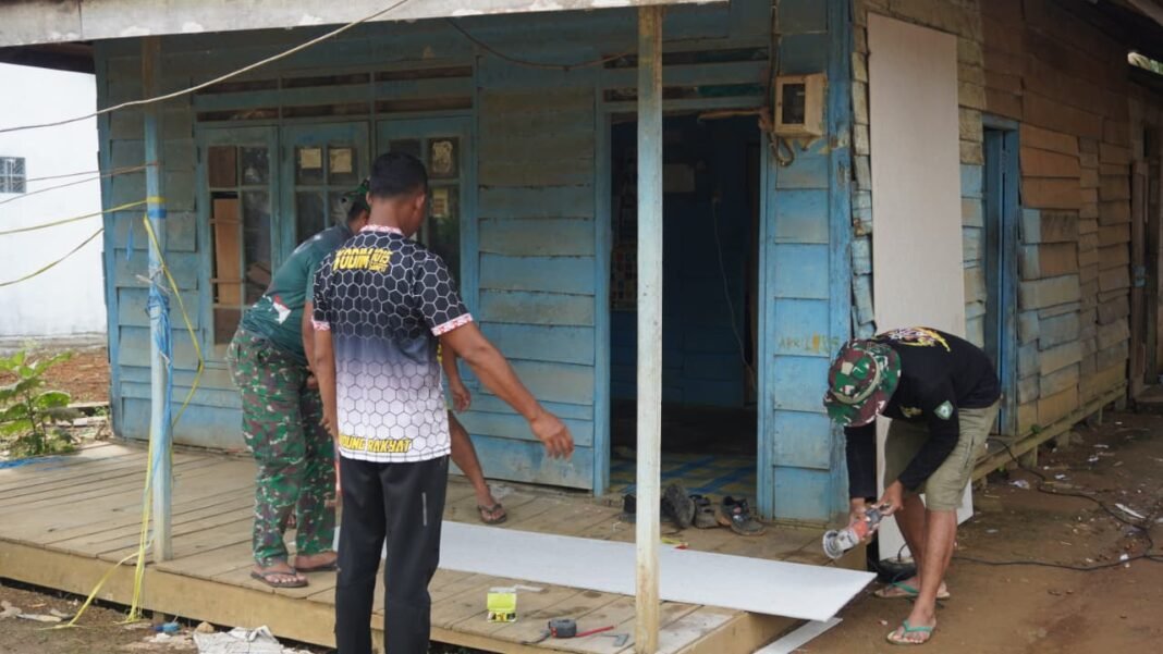 Progres Pemasangan Dinding RTLH untuk Pak Yayang oleh Satgas TMMD ke-127 Kodim 1015/Sampit
