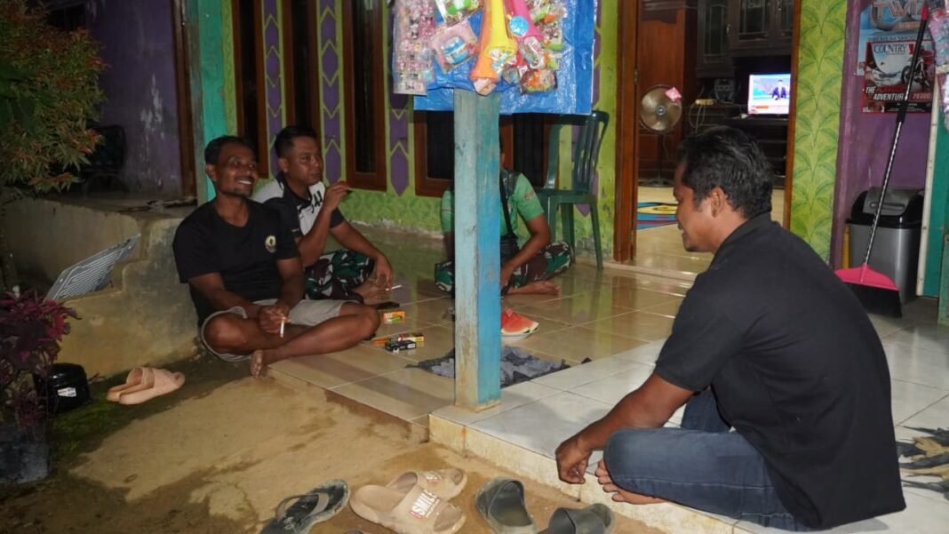 Membangun Koneksi Emosional, Satgas TMMD 127 Kodim 1015/Sampit Gelar Dialog Malam dengan Warga