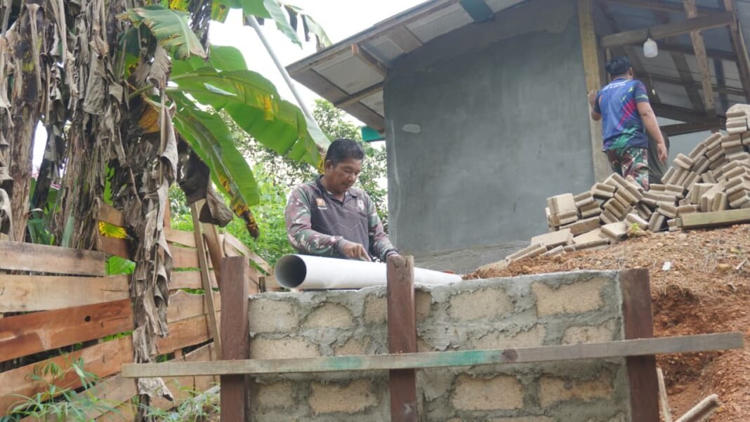 Satgas TMMD 127 Kodim 1015/Sampit Kembangkan Sistem Pembuangan MCK untuk Kesehatan Lingkungan