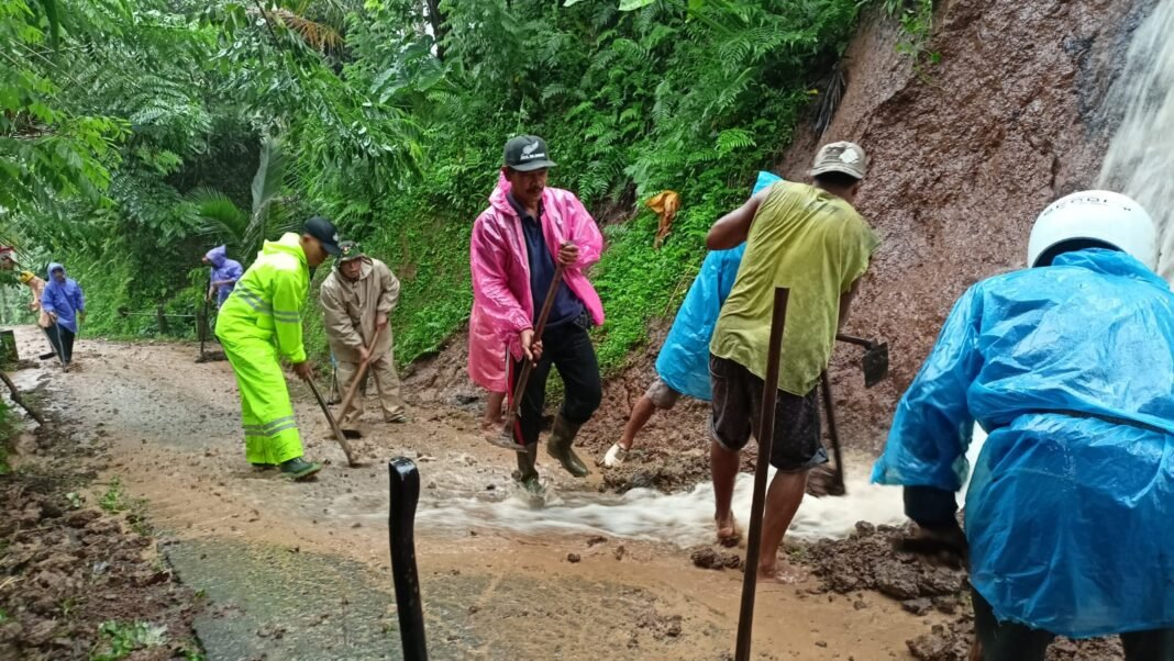 Kolaborasi Babinsa dan Masyarakat Kembalikan Akses Ekonomi Tertutup Longsor