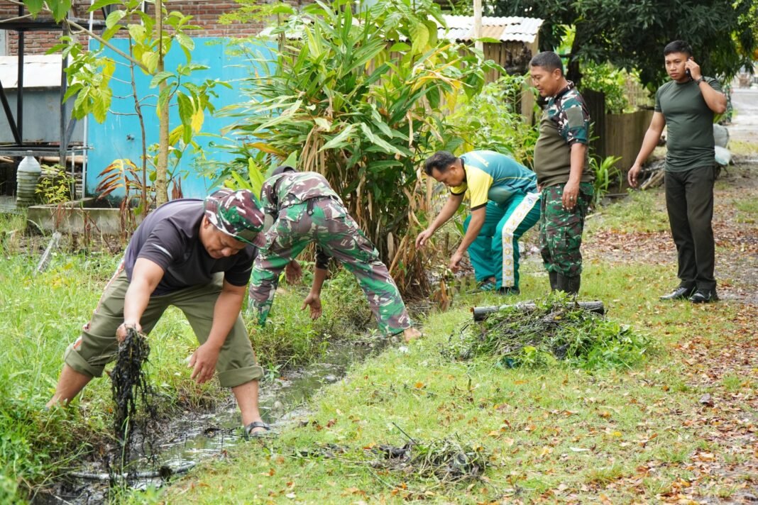 Kodim 1420/Sidrap Lakukan Karya Bakti untuk Antisipasi Banjir dan Penyakit