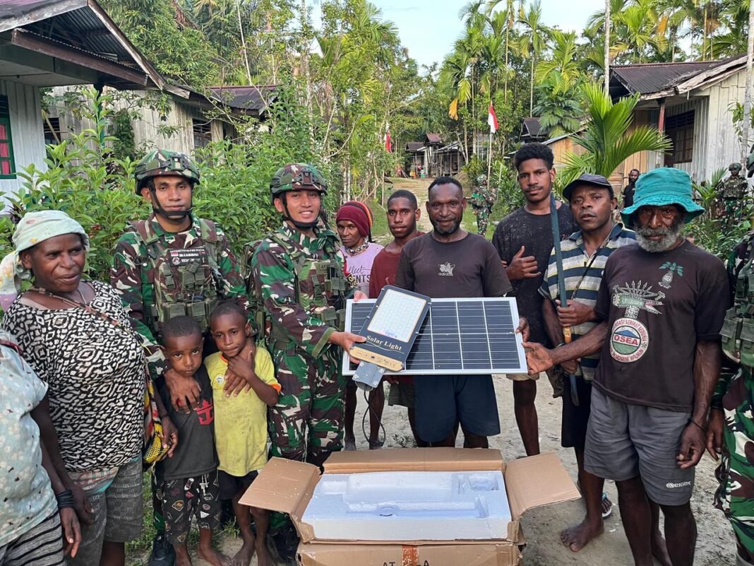 Kampung Wetkim Kini Terang Berkat Pemasangan Lampu PJU oleh Satgas Yonif 751/VJS