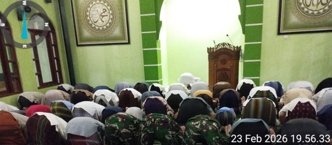 Kemanunggalan TNI dan Warga Terjalin Melalui Shalat Tarawih di Depok