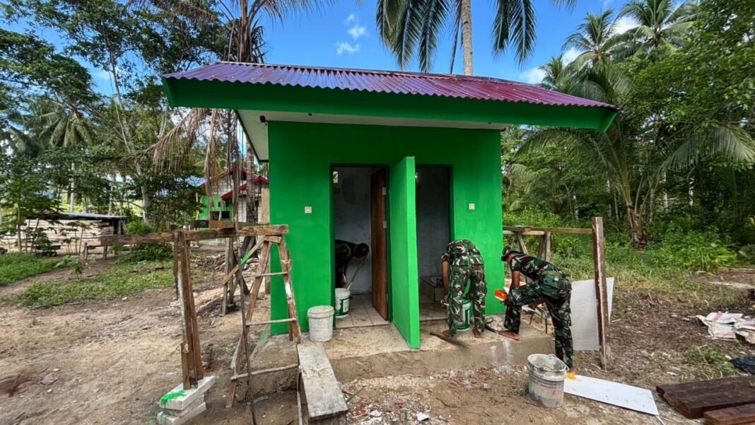 Pembangunan Fasilitas MCK di Kampung Sisir oleh TMMD 127 Kodim 1804/Kaimana Capai 59 Persen