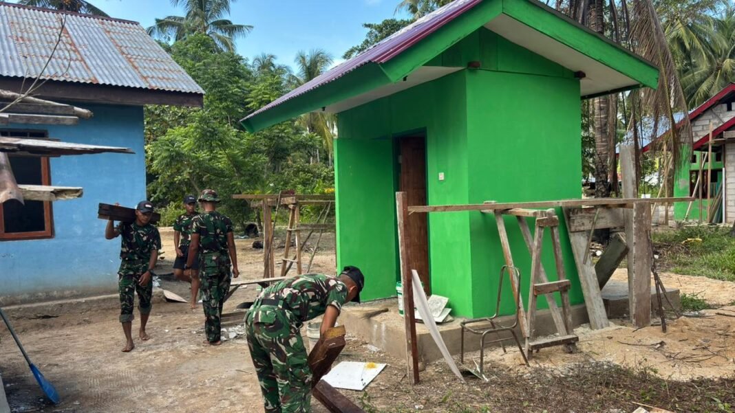 Pembangunan MCK di Kampung Sisir Dipimpin Wadan Satgas TMMD 127 Kodim 1804/Kaimana