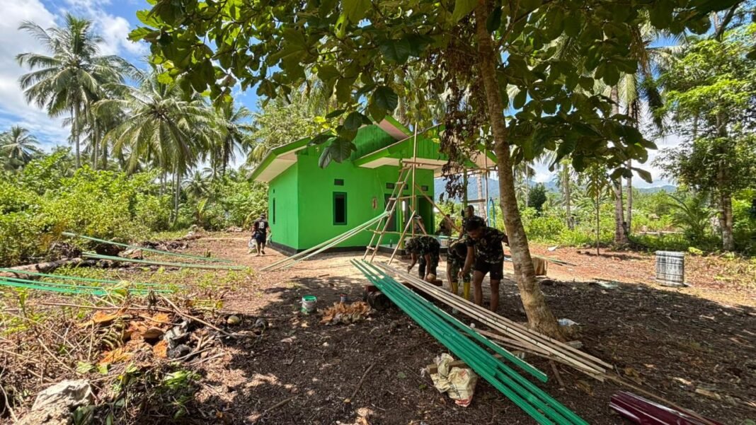 Progres Pengecatan Lisplang Rumah Tipe 36 oleh Satgas TMMD 127 di Kampung Sisir Capai 69 Persen