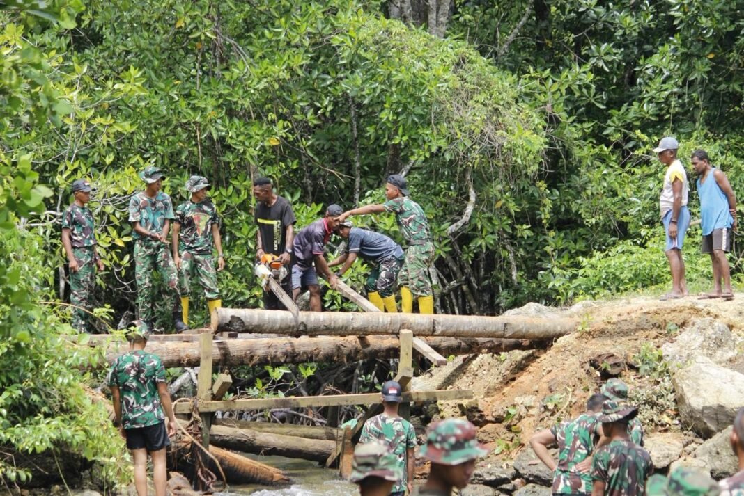 Kolaborasi TNI AD, AL, dan Komcad: Perbaikan Jalan dan Jembatan di Kampung Marsi Dalam TMMD 127