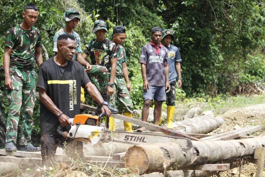 TNI dan Komcad Bersinergi dalam TMMD 127 di Kampung Marsi untuk Perbaikan Infrastruktur