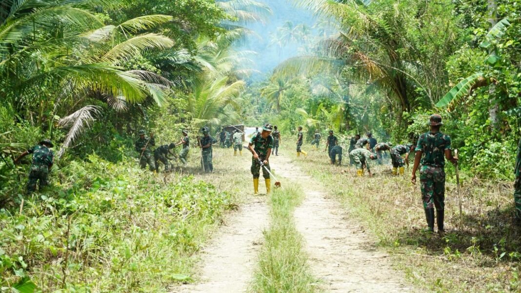 TMMD 127 Kodim 1804/Kaimana Dipimpin Letda Inf Imanuel Giay Tingkatkan Akses Jalan di Kampung Marsi