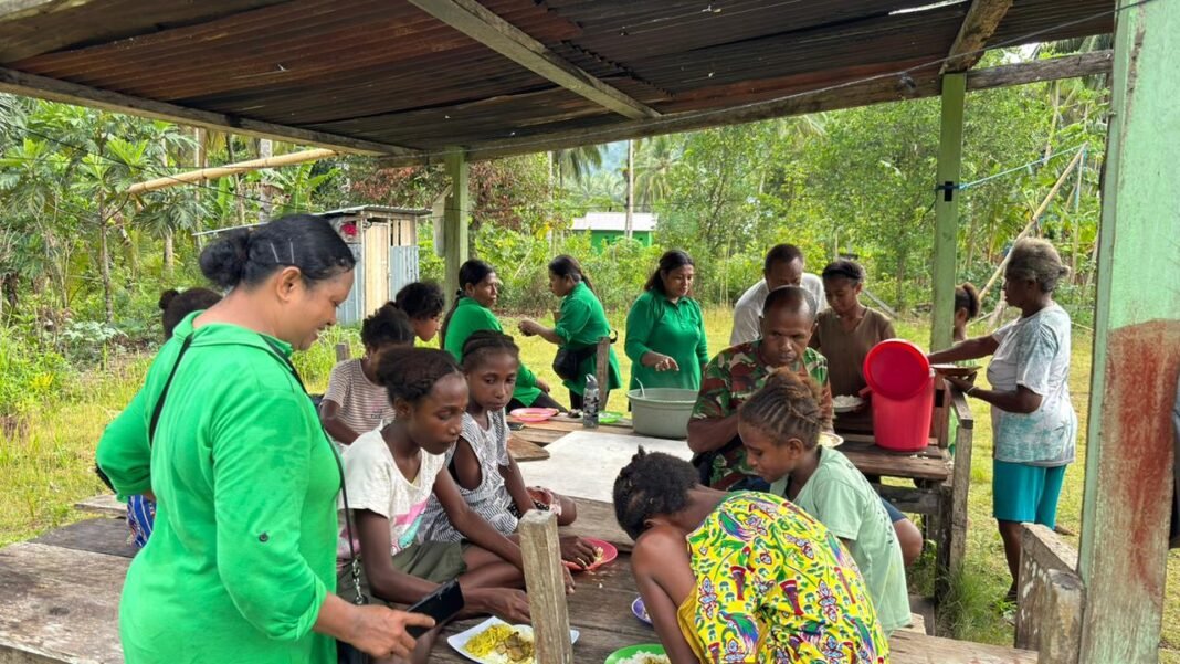 Persit KCK Cabang XL Kodim 1804/Kaimana Dukung TMMD di Kampung Sisir