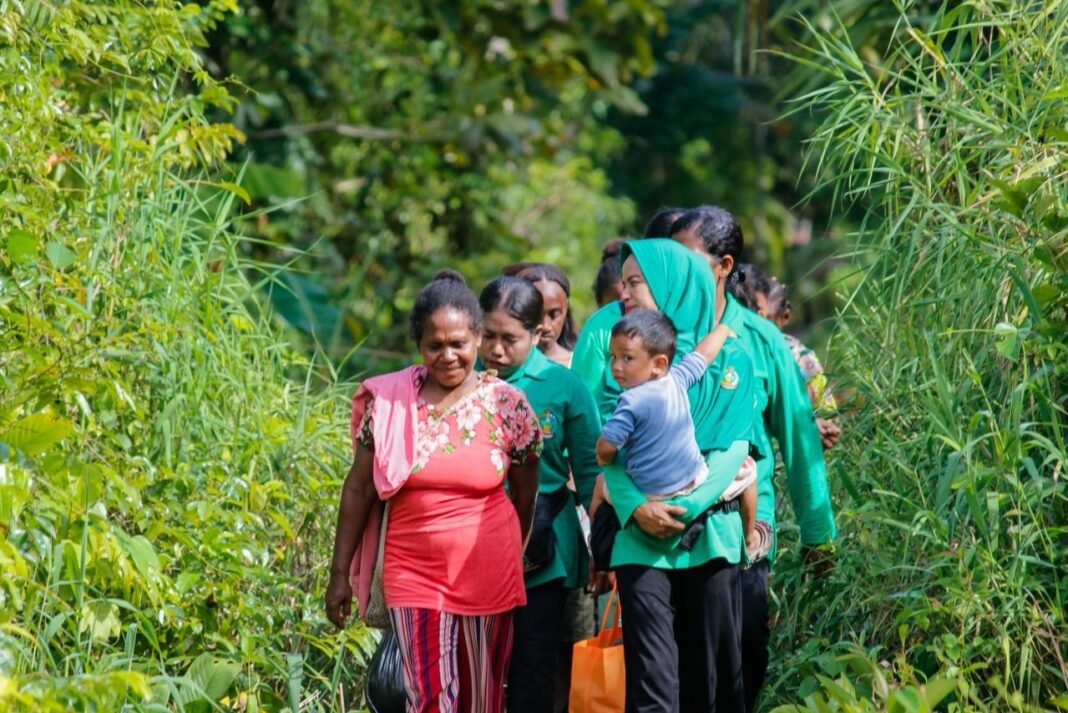 Kehangatan Persit KCK Bersama Anak-Anak Kampung Marsi dan Sisir dalam TMMD