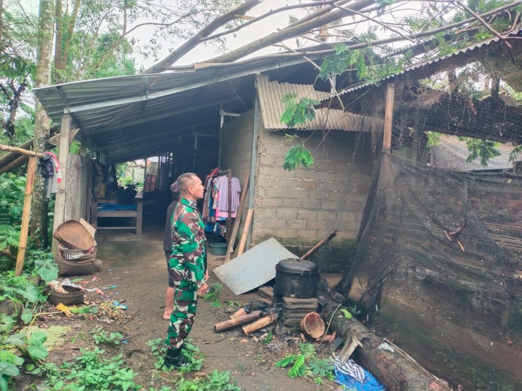 Babinsa Kayubihi Lakukan Pengecekan Pohon Tumbang di Banjar Kayang