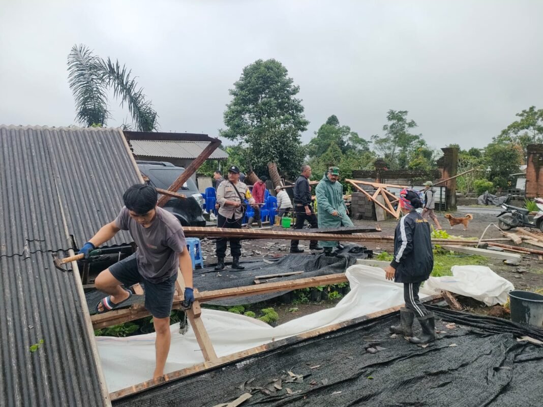 Kepedulian Aparat Desa Tiga dalam Mengatasi Kerusakan Rumah Akibat Hujan Lebat