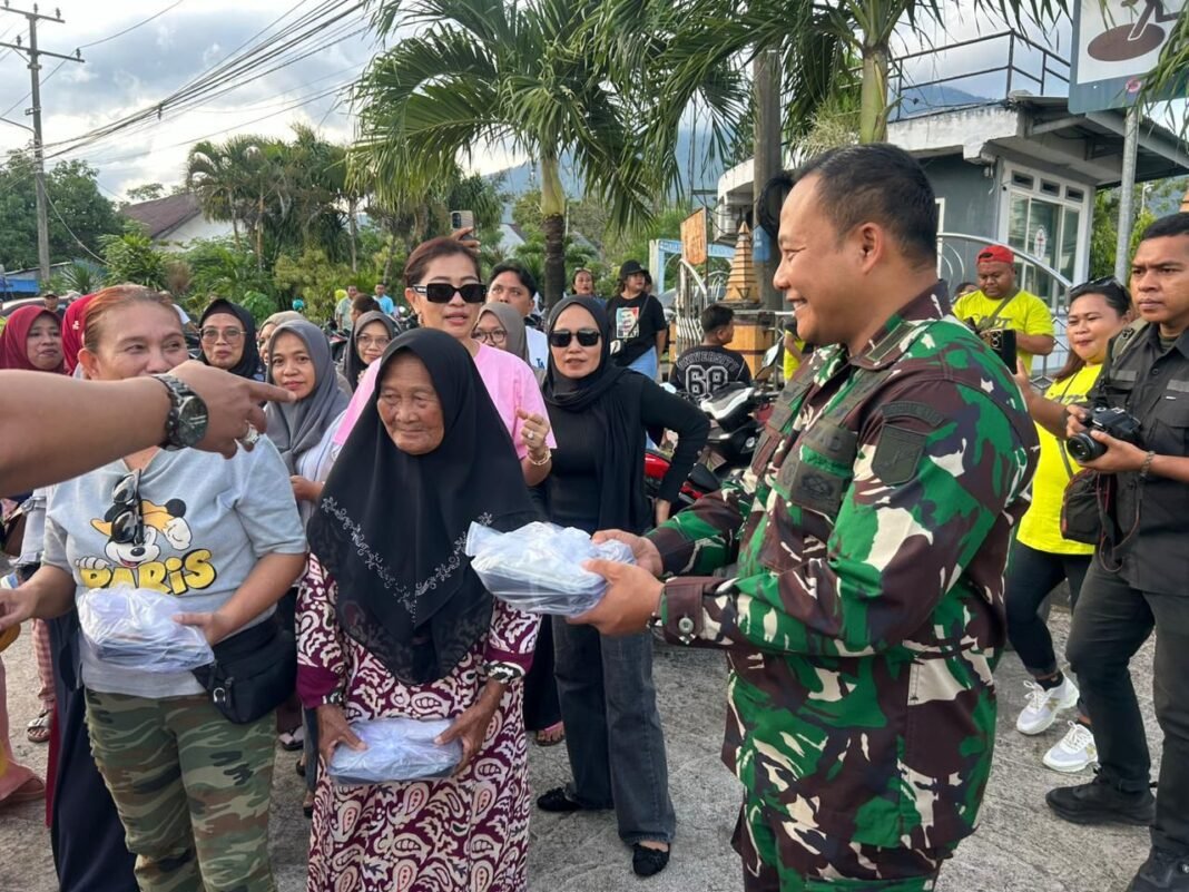 Dandim Bitung dan Wakil Walikota Berbagi Takjil Bersama Komisi III DPR RI