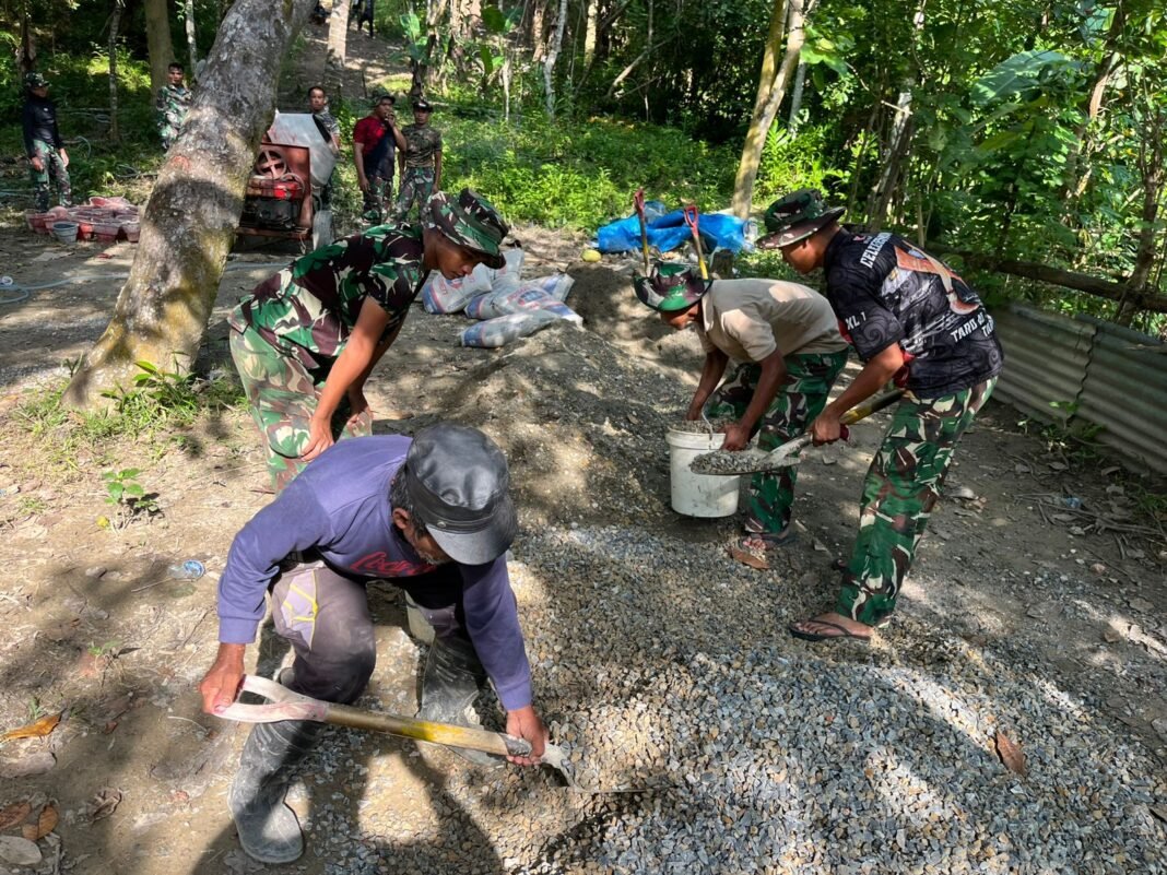 Dedikasi Tinggi Satgas TMMD 127 Kendari Hadapi Medan Terjal untuk Pengecoran Bak Air