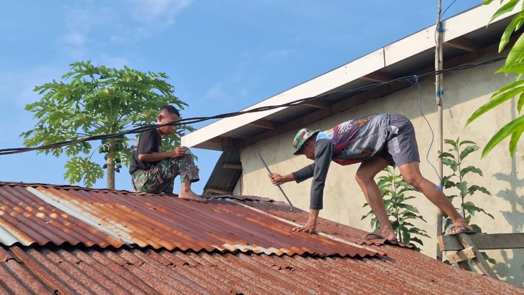 Progres Terbaru Satgas TMMD 127 Kodim 1417/Kendari: Pembongkaran Atap RTLH di Petoaha Dimulai