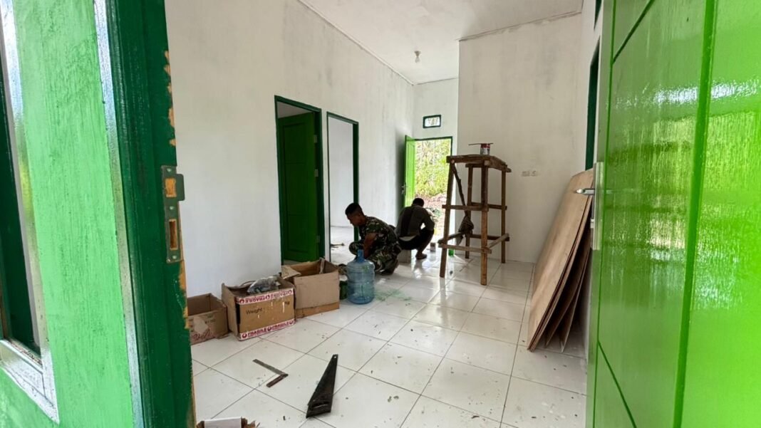 TMMD Ke-127 Kodim 1804/Kaimana Selesaikan Finishing Rumah Tipe 36 di Kampung Sisir