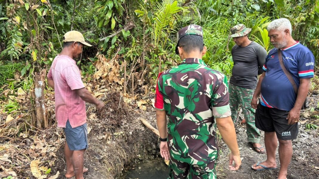 Dansatgas TMMD 127 Lakukan Pengecekan Sumur Bor di Depan Rumah Ibu Evelina Surawi