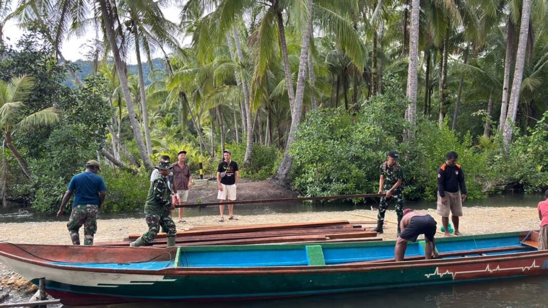 TMMD 127 Kodim 1804/Kaimana Lakukan Distribusi Kayu untuk Pembangunan di Kampung Sisir