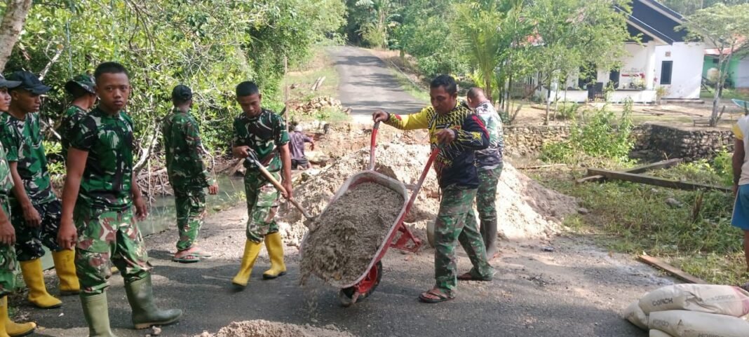 Sertu Daniel Ndiken Pimpin Perbaikan Jembatan Strategis di Kampung Marsi oleh Satgas TMMD 127 Kodim 1804/Kaimana