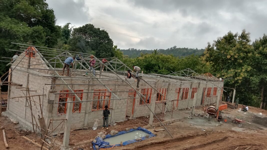 Pembangunan RKB SMAN Bikomi Nilulat Capai 65 Persen, TMMD Ke-127 Masuki Tahap Pemasangan Atap