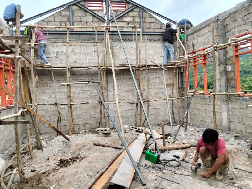 Progres Pembangunan 65 Persen, Satgas TMMD Ke-127 Kodim 1618/TTU Fokus Pemasangan Rangka Atap RKB SMAN Bikomi Nilulat