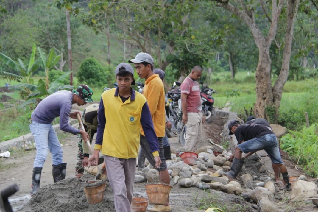 Pengerasan Jalan dan Pembangunan Talud di Dusun Ogomolobu oleh Satgas TMMD 127