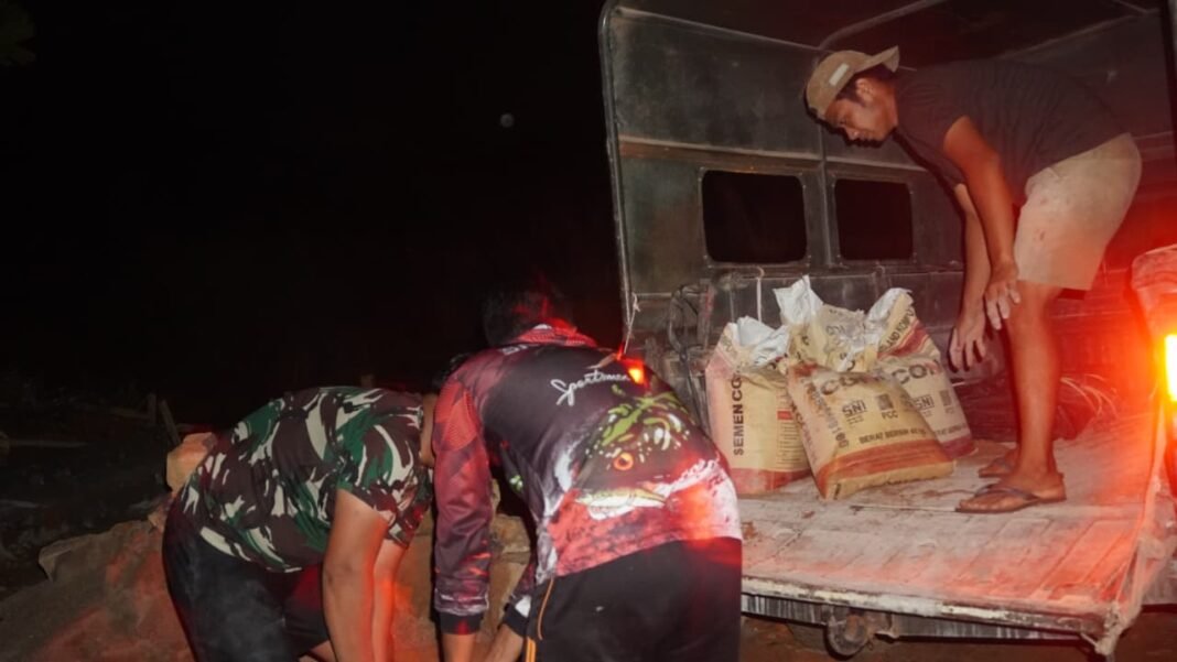 Kebersamaan TNI dan Warga Terlihat dalam TMMD ke-127 di Malam Hari