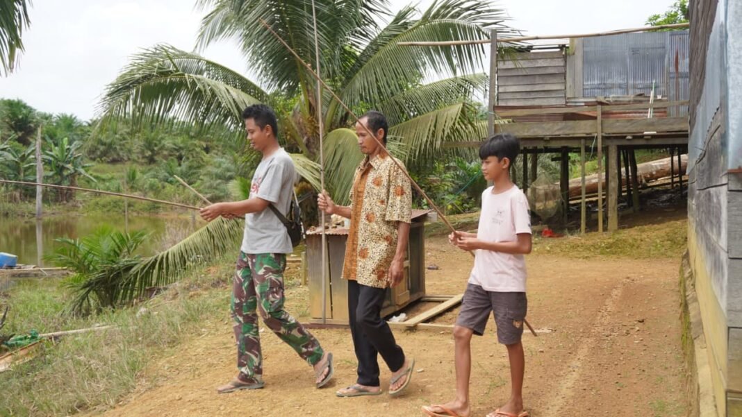 Momen Kebersamaan, Satgas TMMD Ke-127 Kodim Sampit Manfaatkan Waktu Istirahat dengan Memancing