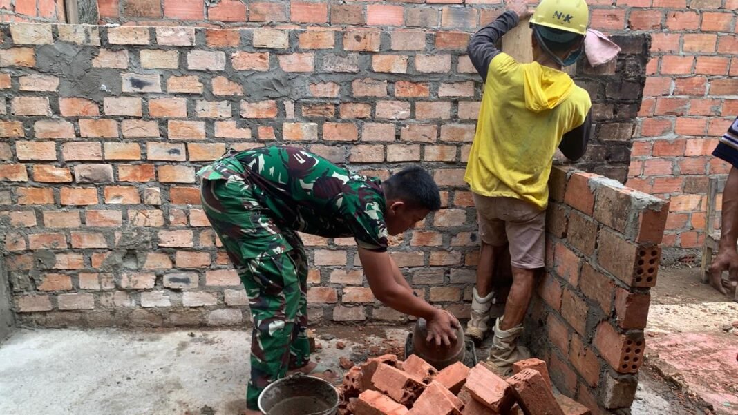 Kerja Sama Satgas TMMD 127 Kodim 0430/BA dan Masyarakat Percepat Pembangunan RTLH Ibu Suwarti