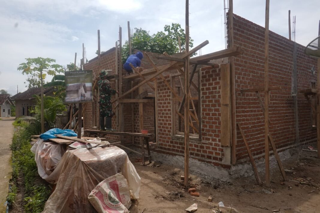 Progres TMMD ke-127 Kodim 0421/LS: Rehabilitasi Rumah Bapak Ngadino Menuju Pemasangan Batu Bata