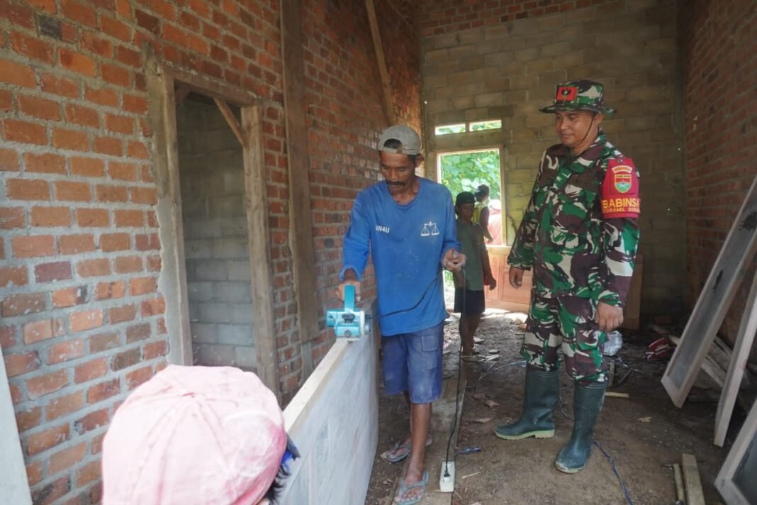 Progres TMMD ke-127: Pemasangan Kusen dan Reng di Rumah Ibu Siti Hamdiah