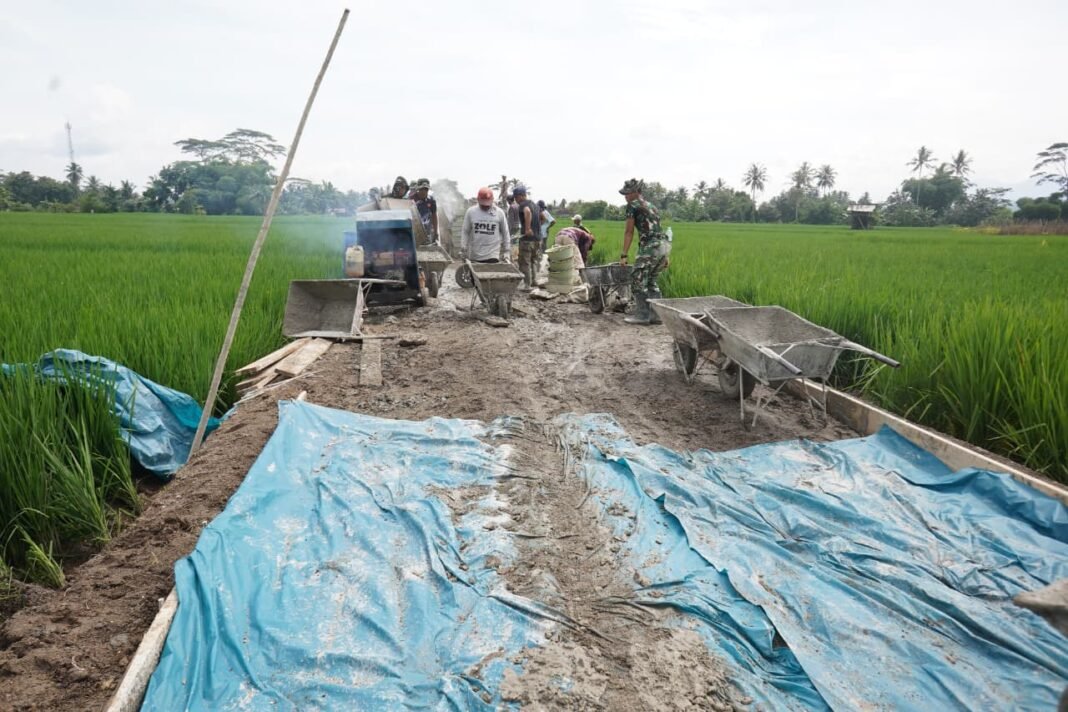 Rabat Beton TMMD ke-127 Kodim 0421/LS: Membangun Jalan untuk Masa Depan